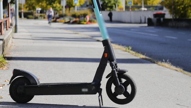 Mit einem Leih-Scooter stürzte der 18-Jährige (Symbolbild).
