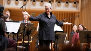 Michi Gaigg dirigiert das Jubiläumskonzert.