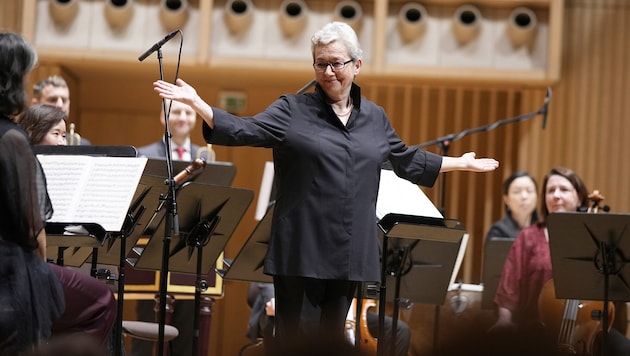 Michi Gaigg dirigiert das Jubiläumskonzert.