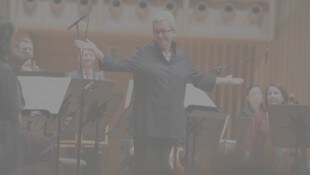 Michi Gaigg dirigiert das Jubiläumskonzert.