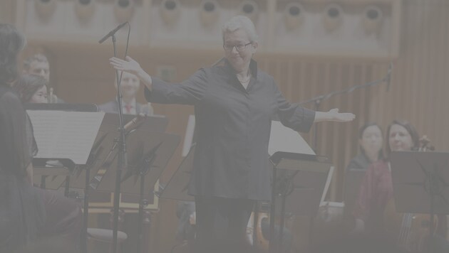 Michi Gaigg dirigiert das Jubiläumskonzert.