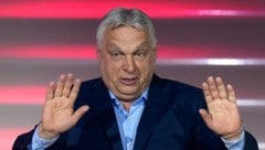 EU-Kommissionspräsidentin von der Leyen hofft nach der Abwahl Orbáns (Bild) auf rasche Reformen ...