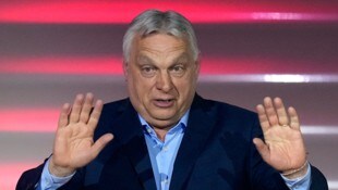 EU-Kommissionspräsidentin von der Leyen hofft nach der Abwahl Orbáns (Bild) auf rasche Reformen ...