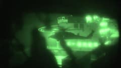 US-Marines nähern sich mit einem Hubschrauber der M/V Touska, um das Schiff zu entern.
