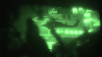 US-Marines nähern sich mit einem Hubschrauber der M/V Touska, um das Schiff zu entern.