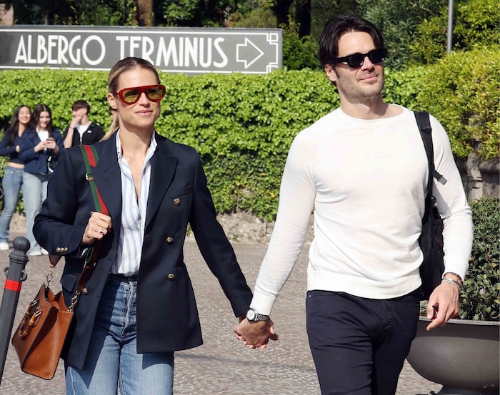 Die Moderatorin und ihr neuer Freund Giulio Berruti zeigten sich turtelnd und küssend bei einem ...