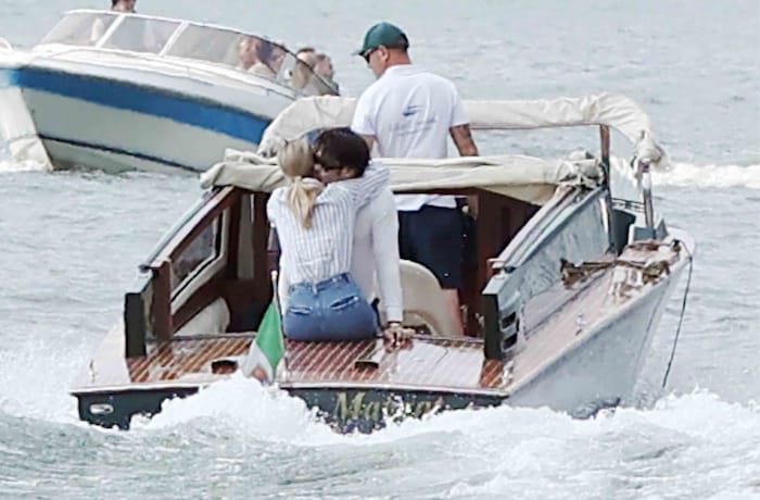 Und dann tauschten die beiden Küsse und innige Umarmungen.