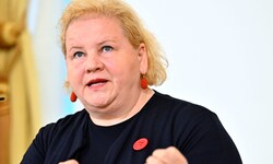 Arbeitsministerin Korinna Schumann erhöht den Druck.