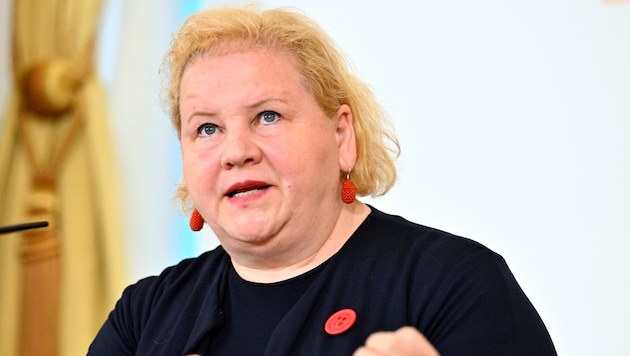 Arbeitsministerin Korinna Schumann erhöht den Druck.