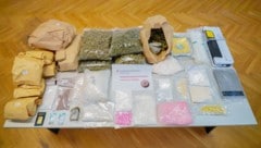 Die sichergestellten Drogen samt Goldbarren und Diamanten