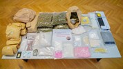 Die sichergestellten Drogen samt Goldbarren und Diamanten