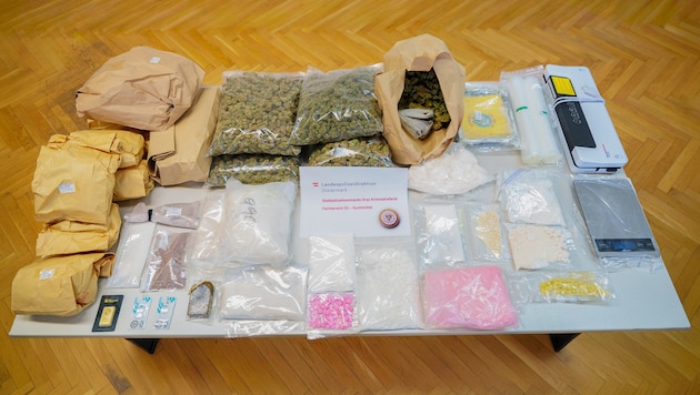 Die sichergestellten Drogen samt Goldbarren und Diamanten