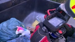 Der brennende Müllcontainer. 