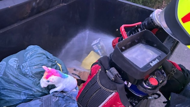 Der brennende Müllcontainer.