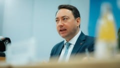 Manfred Haimbuchner feierte einen juristischen Sieg gegen die „Omas gegen Rechts“.