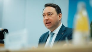 Manfred Haimbuchner feierte einen juristischen Sieg gegen die „Omas gegen Rechts“.