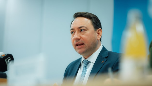 Manfred Haimbuchner feierte einen juristischen Sieg gegen die „Omas gegen Rechts“.