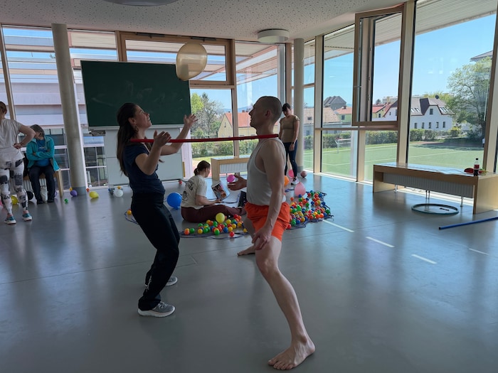 Kraft, Balance und Konzentration beim Ausprobieren, was mit Luftballons alles möglich ist.