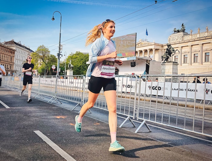 Im Laufschritt beim Parlamentsgebäude vorbei.
