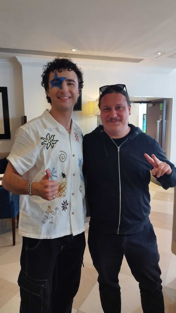 Cosmó im Talk mit „Krone“-Redakteur Robert Fröwein in London.