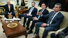 Dunkelblauer Anzug und Krawatte: Trump, Hegseth und Vance traten bei einem Meeting fast im ...