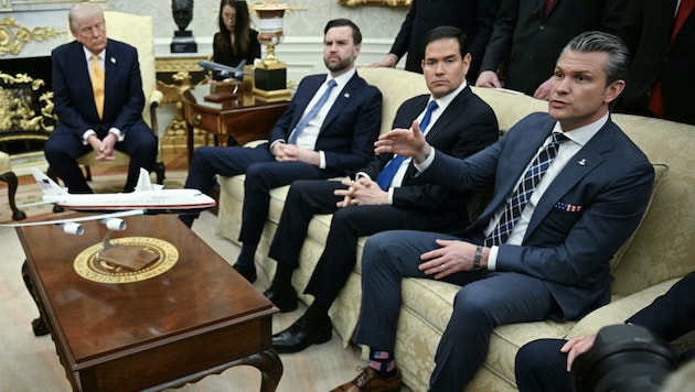 Dunkelblauer Anzug und Krawatte: Trump, Hegseth und Vance traten bei einem Meeting fast im ...