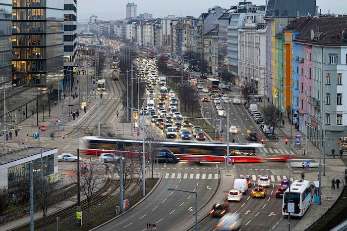 Der ESC soll auch im gesamten Öffinetz erlebbar werden: Durch die Beflaggung der Fahrzeuge (rund ...