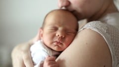 Als mögliche Ursachen gelten Übertragung durch die Mutter bzw. frühe Spitalaufenthalte.