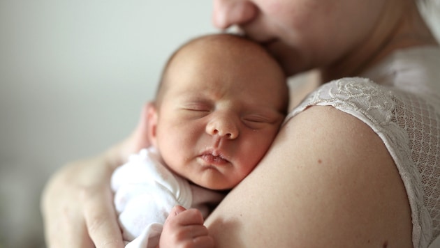 Als mögliche Ursachen gelten Übertragung durch die Mutter bzw. frühe Spitalaufenthalte.