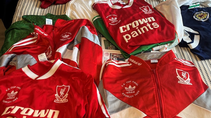 Die stolze Trikotsammlung von John Aldridge – 1988 gewann er auf der Insel mit 26 Treffern den ...