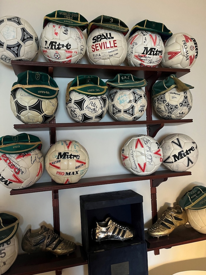 Die Bälle des einstigen Starstürmers, der 23 Hattricks erzielte.