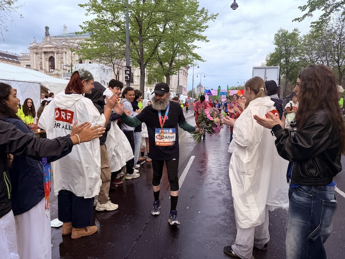 Junge Mitarbeiter des Vienna City Marathons bildeten voller Respekt ein Spalier für Alfred ...
