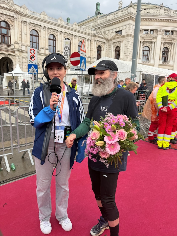 Alfred Biela war im Ziel ein vielgefragter Gesprächspartner.