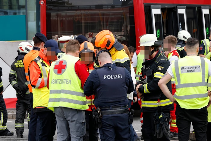 Der Bus fuhr frontal in den Eingang des Supermarktes. Ein Großaufgebot war vor Ort.