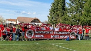 Die Nordkurve unterstützt den SV Wolfau Woche für Woche lautstark.