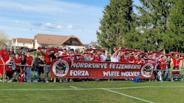 Die Nordkurve unterstützt den SV Wolfau Woche für Woche lautstark.