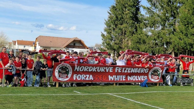 Die Nordkurve unterstützt den SV Wolfau Woche für Woche lautstark.