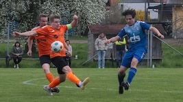 Tarsdorf (orange) hatte auch im vierten Derby gegen St. Radegund das bessere Ende für sich.
