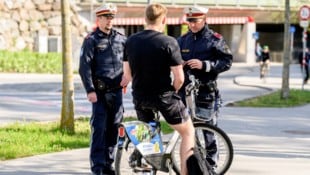 Beim Sturz erlitt der Radler schwere Verletzungen (Symbolbild)