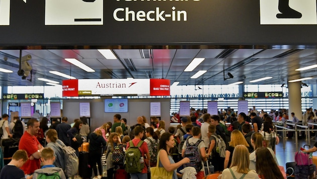 Am Flughafen Wien-Schwechat ist mit höheren Ticketpreisen aufgrund der gestiegenen Kerosinkosten ...