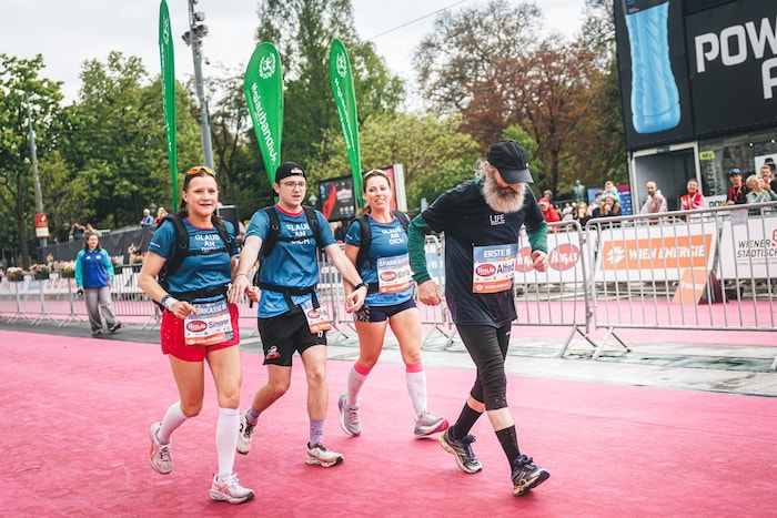 Simone Jauch (ganz links) begleitete den 74-jährigen Alfred Biela ins Ziel.