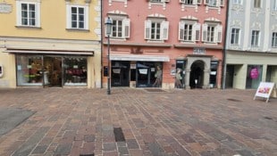 Am Alten Platz stehen bald fünf aufeinanderfolgende Geschäfte leer.