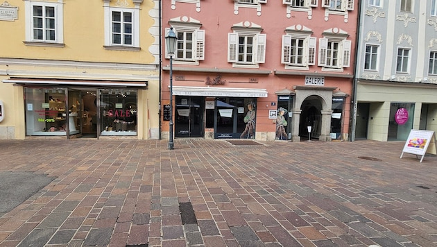 Am Alten Platz stehen bald fünf aufeinanderfolgende Geschäfte leer.