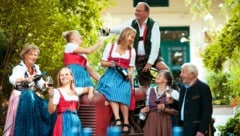 Birgit Pferschy-Seper (li.) mit ihren drei Töchtern und Großmutter Margarete (2.v.r.).  