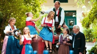 Birgit Pferschy-Seper (li.) mit ihren drei Töchtern und Großmutter Margarete (2.v.r.).  