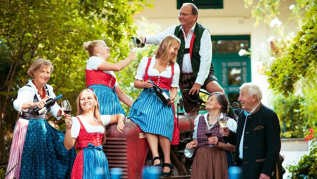 Birgit Pferschy-Seper (li.) mit ihren drei Töchtern und Großmutter Margarete (2.v.r.).