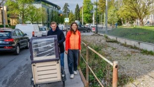 Stefan Faullend und Kerstin Winter vom Elternbeirat schlagen sich durch.