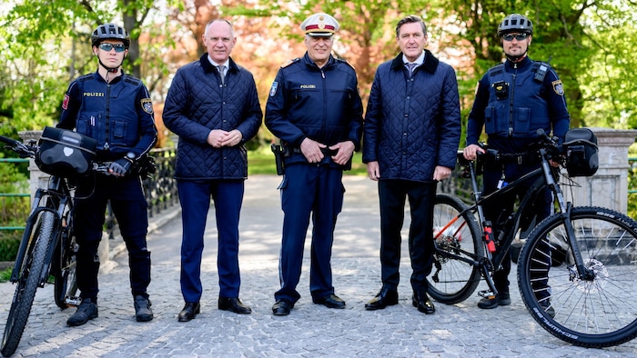 Karner (2.v.li.) und Hanke (2.v.re.) überzeugten sich mit Willy Konrath, Leiter der ...