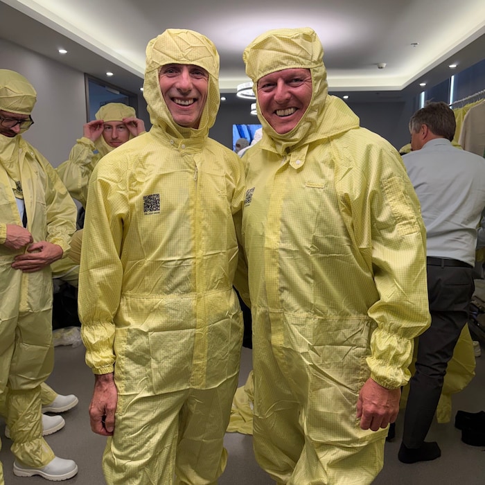 Landeschef Mario Kunasek (re.) und Landesrat Willibald Ehrenhöfer bei AT&S