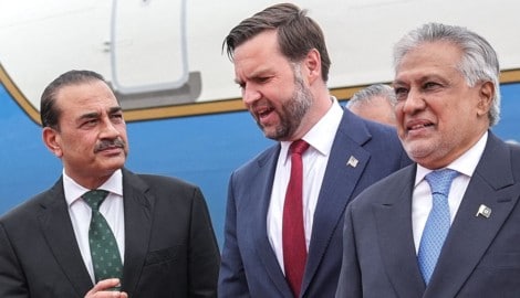Von links: Pakistans Armeechef Syed Asim Munir, US-Vizepräsident JD Vance und Pakistans ...